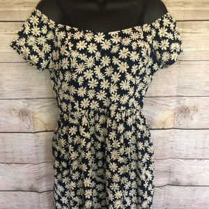 Hollister daisy 🌻 Dress free w/ bundle